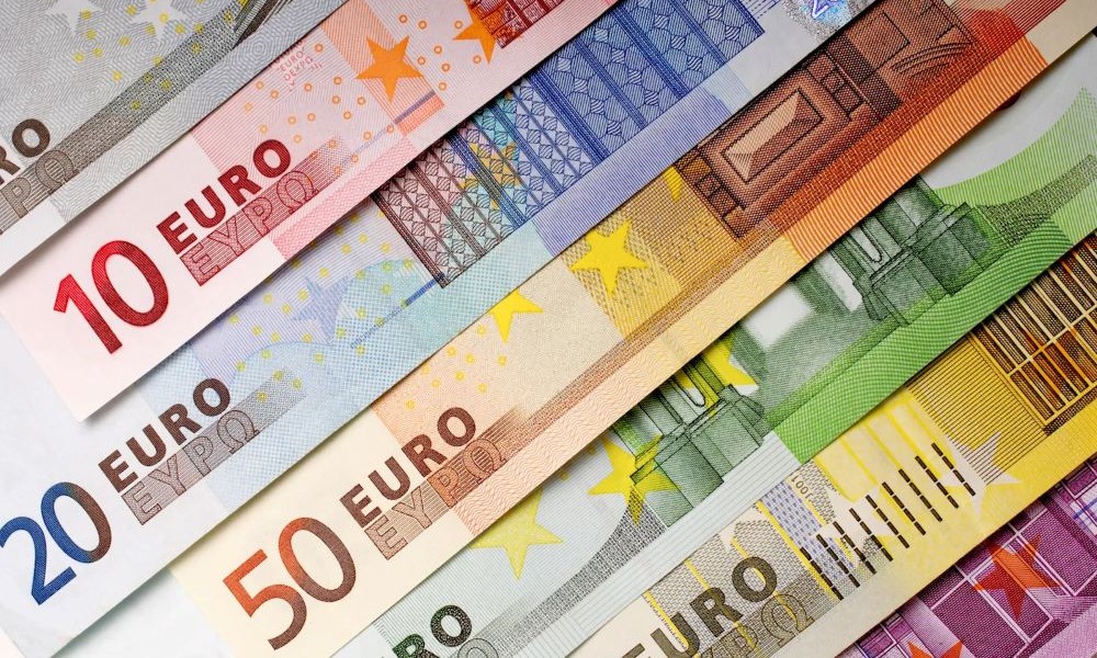 Euro bie në minimum historik, më pranë se kurrë pragut të 95 lekëve